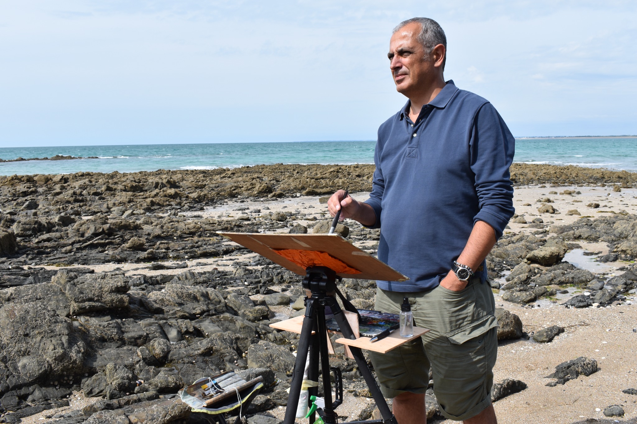 Bruno Turpin peignant face à l’océan — Photo © Solange Clavel